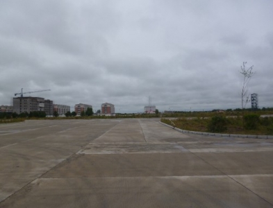 新建的环形草坪，还没建好呢.jpg